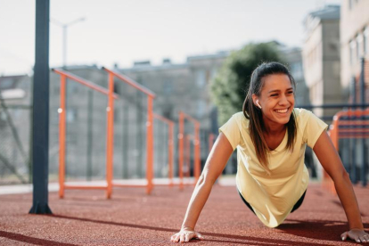 Una noia fent exercici físic.