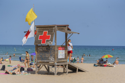 Caseta de socorrisme de Creu Roja a la platja de l'Arrabassada de Tarragona.