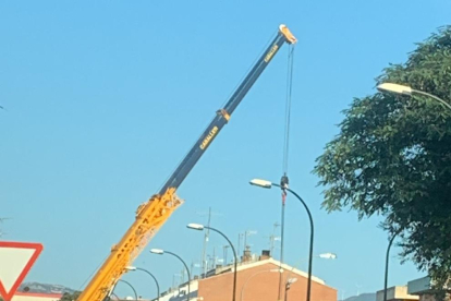 Imatge d'una grua preparada per enretirar el mòdul.