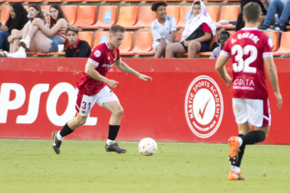 Boaz Hallebeek i Albert Querol durant l'últim partit de la temporada al Nou Estadi Costa Daurada.