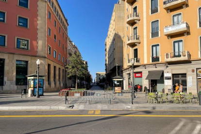 Varias vallas prohíben el acceso a la calle Canyelles.