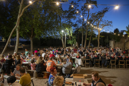 Tot va acabar amb el sopar, amb més de 200 persones, i un animat concert de versions dels 60 i 70 amb «Guateque» que va allargar la festa fins a la matinada.