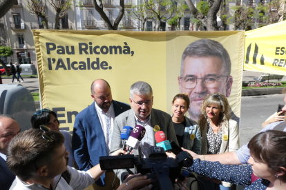 Pau Ricomà y Maria Roig han iniciado el «puerta a puerta» en la Rambla Nova.