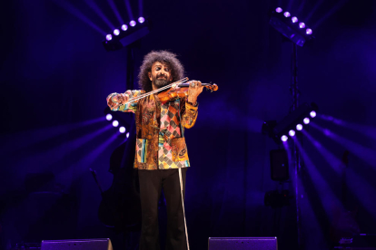 Ara Malikian durant la seva actuació ahir al Parc del Pinaret al