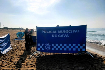 Dues noies que feien pàdel surf han trobat el cos a l'aigua a la platja de Gavà.