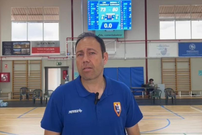 Berni Álvarez, l'entrenador del CB Tarragona fent declaracions als mitjans.