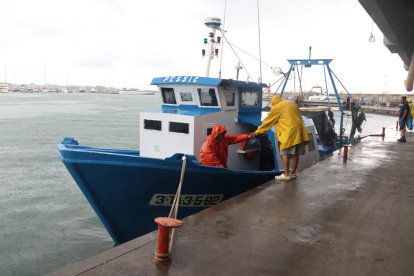 La barca cambrilenca Pessic durant la seva arribada al port.