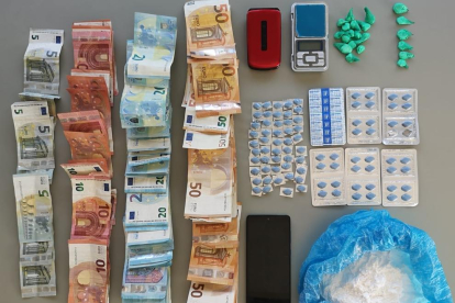 Detall de la cocaïna i els diners intervinguts pels Mossos d'Esquadra.