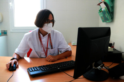 Una infermera de l'Hospital Lleuger de Cambrils, a la seva consulta