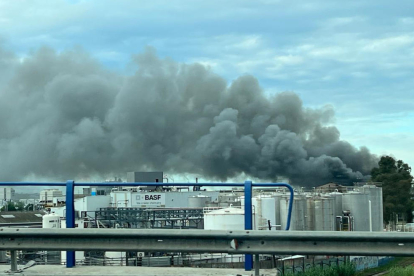 Incendi en una nau de la Zona Franca de Barcelona.