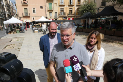 Pau Ricomà durant l'atenció als mitjans de comunicació.