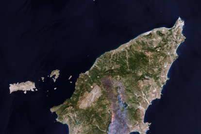 Incendios que arrasan la isla griega de Rodas fotografiados por un satélite