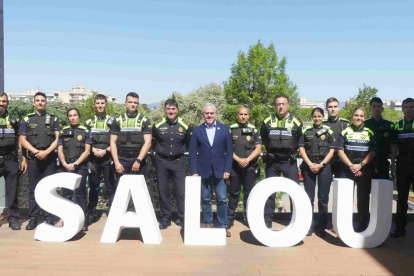 L'alcalde de Salou, Pere Granados, amb els 16 nous agents interins del cos de la policia local del municipi.