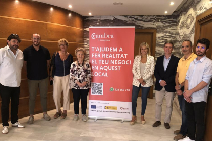 Foto de presentació de la iniciativa amb Laura Roigé, presidenta de la Cambra de Tarragona; Montse Adan, primera tinent d'alcalde de Tarragona; Lluís Colet, membre del Comitè Executiu de la Cambra; Ramon Sicart, responsable de l'Àrea d'Emprenedoria de la Cambra, amb diferents representants del sector immobiliari.