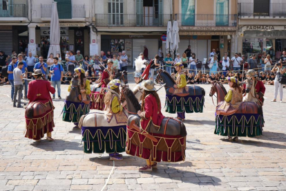 El Ball de Cavallets ha realitzat diferents ballades davant de tots els nens després de fer el mosaic.