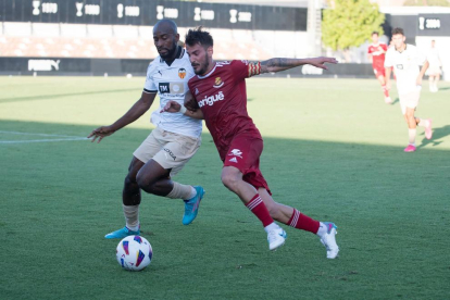 Joan Oriol durante el partido amistòs de ayer contra el València al estadio Antonio Puchades.