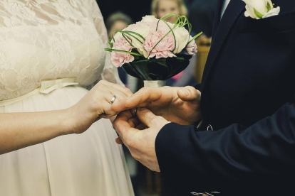 Abans de la celebració, es comprova que els promesos no tenen cap impediment per casar-se.