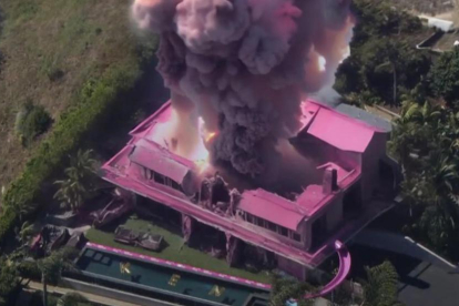 La imagen que representa las dos películas: una mansión rosa estallada por una bomba.
