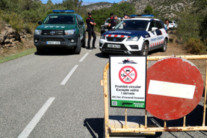 Mossos y Agents Rurals haciendo control en la subida a Mont Caro, en el Puerto de Tortosa y Roquetes.