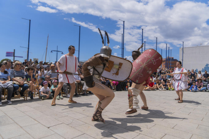 El públic va poder gaudir ahir, davant del Museu del Port, de la recreació de l'Associació Cultural Gesta Gladiatoria.