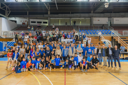 Los jugadores del CBT junto con la afición que les esperó en el Pabellón del Serrallo y representantes del Ayuntamiento.