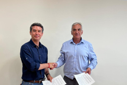 Àngel Xifré (ERC) i Kenneth Martínez (PSC) després de la signatura de l'acord.