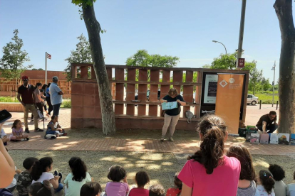 Imatge d'arxiu de la narració de contes a la plaça Àngels Ollé.