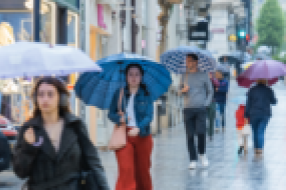 Els paraigües van inundar els carrers de Reus durant la jornada d'ahir.