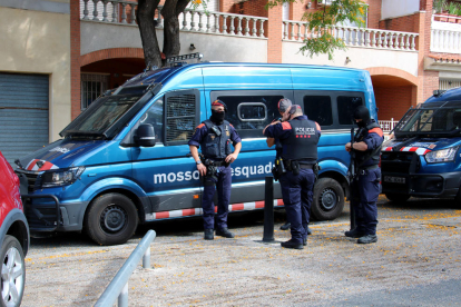 Agentes de los Mossos d'Esquadra en un operativo policial para desalojar pisos ocupados en Mas Pellicer.