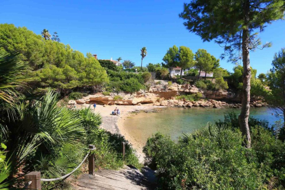 Imagen de Cala Llobeta, reconocida como una de las mejores calas de l'Ametlla de Mar.