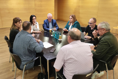 Imatge de la reunió per acollir el Campionat d'Espanya de Seleccions Autonòmiques d'Handbol Platja a Salou.