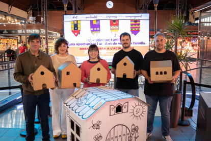 Les pèrgoles del Mercat Central s'han decorat amb cases de cartró que simbolitzen futures llars d'acollida.