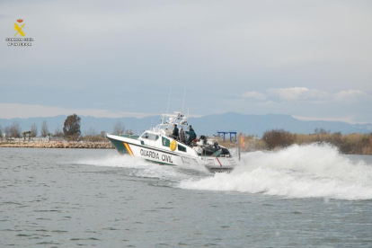 La Guardia Civil remolcó la embarcación averiada hasta el puerto de l'Ametlla de Mar.