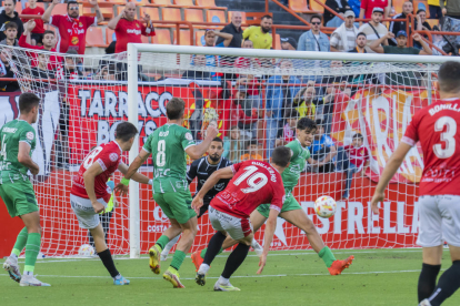 Nil Jiménez rematando a puerta durante el partido de domingo.