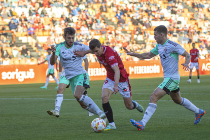 Unai Dufur defensant a Guillermo aquesta temporada al Nou Estadi.