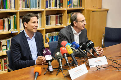 Francesc Pintado i Javier Sancho van signar el conveni de col·laboració entre l'AEHT i Repsol.