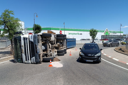 Imatge del camió bolcat a la rotonda d'accérs al Francèa a l'N340.