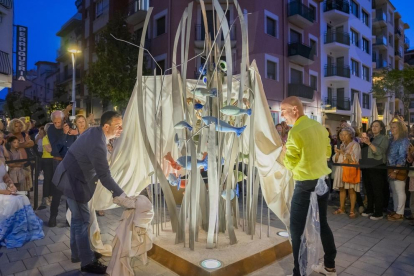 Imatge de l'acte d'inauguració de l'escultura, a la plaça Aragó de Cambrils.