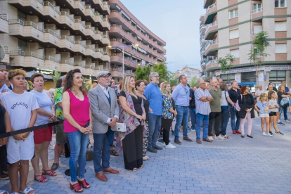 Imagen del acto de inauguración de la escultura, en la plaza Aragó de Cambrils.