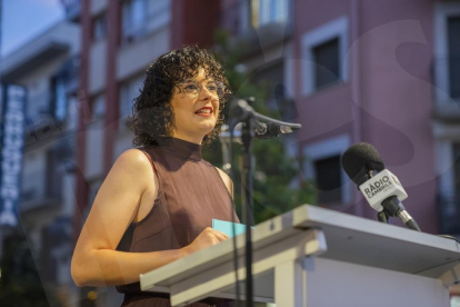 Imatge de l'acte d'inauguració de l'escultura, a la plaça Aragó de Cambrils.