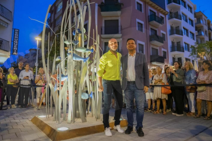 Imagen del acto de inauguración de la escultura, en la plaza Aragó de Cambrils.