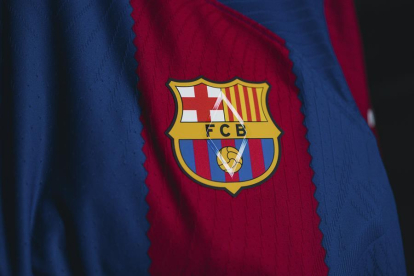 Detalle del símbolo que recuerda el primer equipo femenino en jugar en Camp Nou.