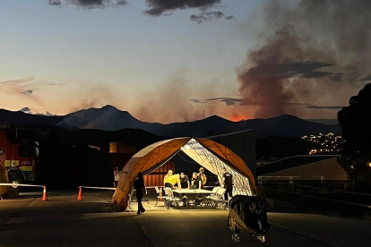 Agents dels Bombers planificant l'estratègia per apagar el foc.