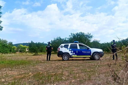 Vigilància de la policia local pels camins rurals.