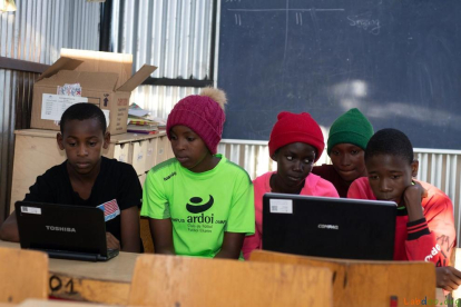 Imatge dels ordinadors que han arribat al Soweto Youth Initiative a Nairobi, Kènia.