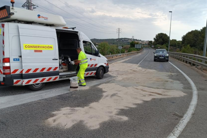 Neteja de la calçada al punt de l'accident a la N40.