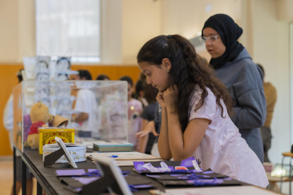 L'acte d'inauguració de l'exposició va comptar amb alumnes i professors.