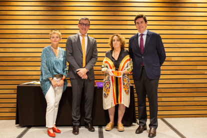 Homenaje a una de las profesionales que han cumplido 50 años de colegiación en el COFT