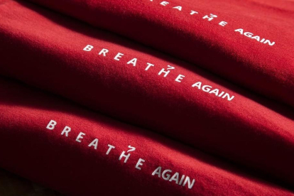 Detall de les samarretes «Breathe Again».