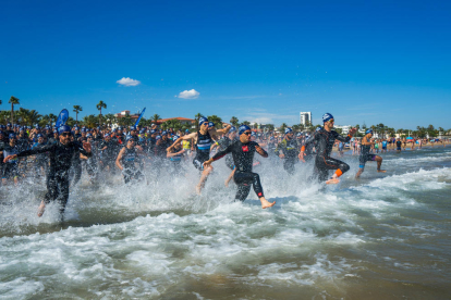 Imatge d'una edició anterior de la Triatló de Cambrils.